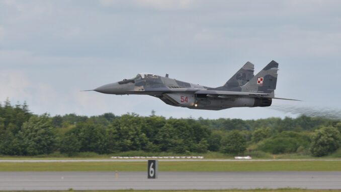 airplane-g377bfda81_1280